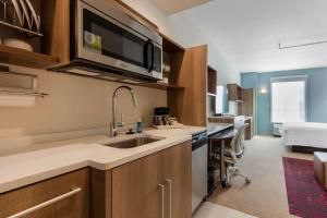 Home2 Suites By Hilton Olive Branch的厨房或小厨房