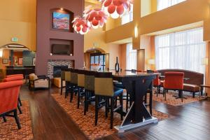 uma sala de jantar com mesa e cadeiras em Hampton Inn & Suites Albuquerque-Coors Road em Albuquerque