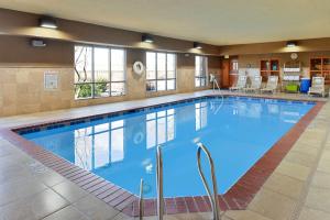 una gran piscina en una habitación de hotel en Hampton Inn & Suites Albuquerque-Coors Road, en Albuquerque