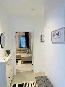 AQUA Suite Kemer في كيمير: غرفة معيشة مع باب مفتوح على المنزل