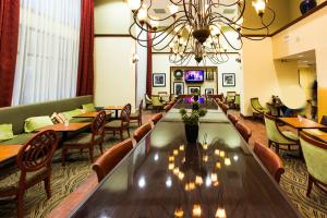 uma sala de jantar com uma mesa longa e cadeiras em Hampton Inn & Suites Tomball em Tomball
