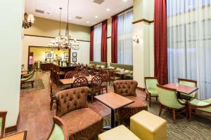 um restaurante com mesas e cadeiras e uma sala de jantar em Hampton Inn & Suites Tomball em Tomball