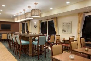 a dining room with a table and chairs at Hampton Inn Fort Worth Southwest Cityview in Fort Worth