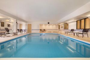 a swimming pool with blue water in a hotel at Hampton Inn Fort Worth Southwest Cityview in Fort Worth