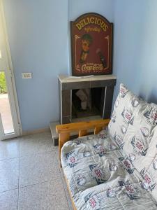 ein Wohnzimmer mit einem Sofa und einem TV in der Unterkunft B&b brunos&brunos in Anzio