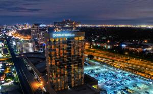 widok na miasto w nocy z budynkiem w obiekcie DoubleTree by Hilton Hotel Dallas Campbell Centre w mieście Dallas