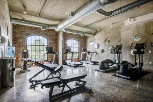 Fitness centrum a/nebo fitness zařízení v ubytování NYLO Dallas Plano Hotel, Tapestry Collection by Hilton