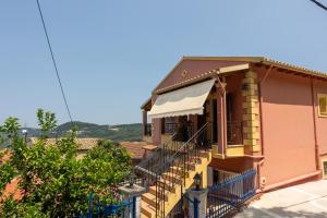 un bâtiment avec des escaliers sur son côté dans l'établissement Alexis & Loula Village House, à Arkadádes
