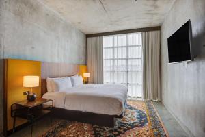 Postel nebo postele na pokoji v ubytování NYLO Dallas Plano Hotel, Tapestry Collection by Hilton