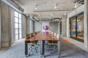 ein großer Konferenzraum mit einem langen Tisch und Stühlen in der Unterkunft NYLO Dallas Plano Hotel, Tapestry Collection by Hilton in Plano