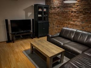 Μια τηλεόραση ή/και κέντρο ψυχαγωγίας στο Apartament za ratuszem