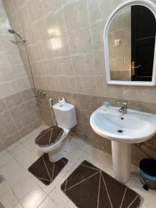 łazienka z toaletą i umywalką w obiekcie شقق الفتح الخاصة Al-Fateh Private Apartments w Medynie