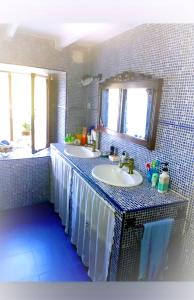 Baño con 2 lavabos y espejo en Las Monas Casa Rural 
