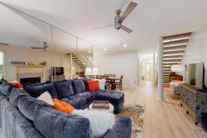ein Wohnzimmer mit einem blauen Sofa und einem Tisch in der Unterkunft Golfmaster, Unit 1301 in Hilton Head Island
