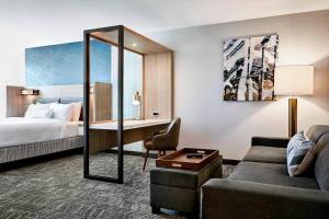 um quarto de hotel com uma cama e uma secretária em SpringHill Suites by Marriott Atlanta Northwest em Atlanta