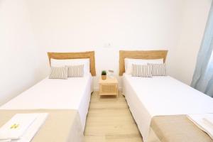 2 camas individuales en una habitación con mesa en Apartamento Familiar, luminoso y mediterraneo. Wifi!!, en Puerto Sagunto