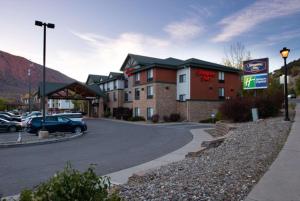 un hotel con coches estacionados en un estacionamiento en Hampton Inn Glenwood Springs, en Glenwood Springs