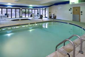 - une grande piscine avec une femme debout dans l'établissement Hampton Inn Glenwood Springs, à Glenwood Springs