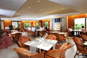 新德里阿育王酒店餐廳或用餐的地方