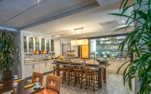 a large kitchen with a bar with stools at Hilton Garden Inn Reagan National Airport in Arlington