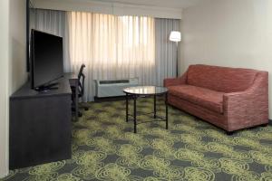 a living room with a couch and a television at Hilton Garden Inn Reagan National Airport in Arlington