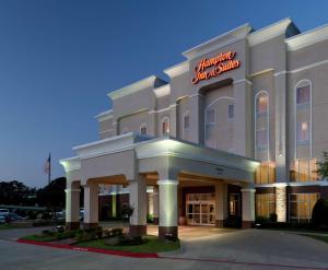 eine Darstellung der Vorderseite eines Hotels in der Unterkunft Hampton Inn & Suites Texarkana in Texarkana - Texas