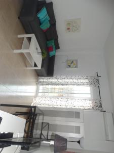 Habitación con escritorio y escalera con estante. en Málaga Apartamentos - Refino, 36, en Málaga