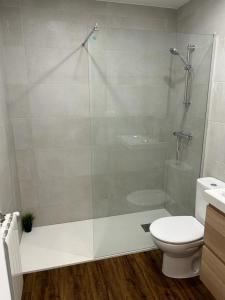 y baño con ducha de cristal y aseo. en Bilbao apartamento a estrenar en Bilbao