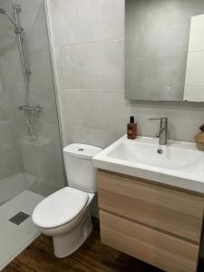 y baño con aseo, lavabo y ducha. en Bilbao apartamento a estrenar, en Bilbao