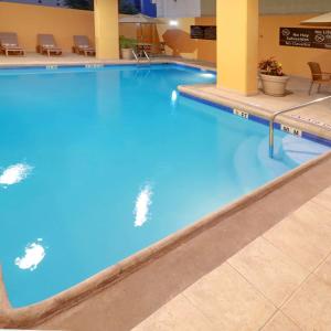 Hampton by Hilton Reynosa Zona Industrial في رينوسا: حمام سباحة في مستشفى به ماء أزرق