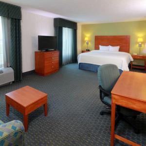Hampton by Hilton Reynosa Zona Industrial في رينوسا: غرفة في الفندق مع سرير ومكتب