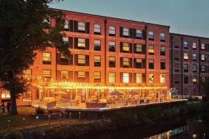 um edifício com mesas e cadeiras em frente em NYLO Providence Warwick Hotel, Tapestry Collection by Hilton em Warwick