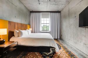 Un dormitorio con una cama grande y una ventana en NYLO Providence Warwick Hotel, Tapestry Collection by Hilton en Warwick
