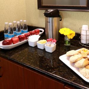 - un comptoir de cuisine avec des assiettes de nourriture et des bouteilles de soda dans l'établissement Hampton by Hilton Reynosa Zona Industrial, à Reynosa