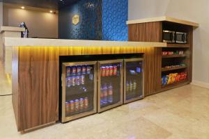 uma exposição de máquinas de refrigerante numa loja em Hampton by Hilton Chihuahua em Chihuahua