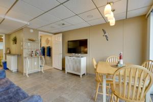Cozy Oceanfront Condo with Pool and Beach Access!的厨房或小厨房