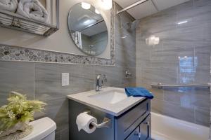 Cozy Oceanfront Condo with Pool and Beach Access!的一间浴室