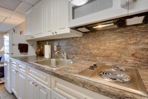 Cozy Oceanfront Condo with Pool and Beach Access!的厨房或小厨房