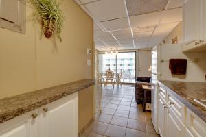 Cozy Oceanfront Condo with Pool and Beach Access!的厨房或小厨房