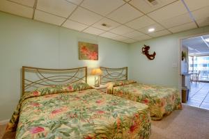Cozy Oceanfront Condo with Pool and Beach Access!客房内的一张或多张床位