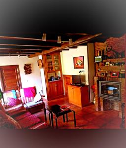 sala de estar con sofá y chimenea en Las Monas Casa Rural 