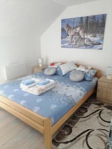 Tempat tidur dalam kamar di Apartmani NECA Zlatar