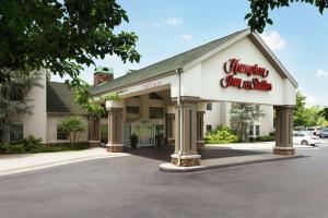 スプリングデールにあるHampton Inn and Suites Springdaleの商店街表看板