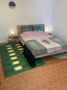 En eller flere senge i et værelse på Duplex dans maison de village