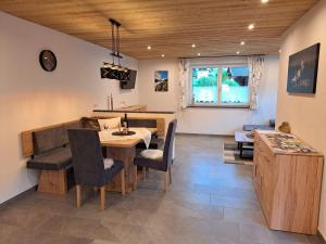- une cuisine et une salle à manger avec une table et des chaises dans l'établissement Rovina Apartments, à Gaschurn