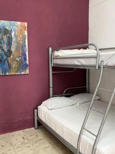 een slaapkamer met 2 stapelbedden en een schilderij bij LOFT 82 in Mérida