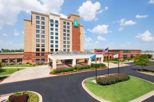 ノーマンにあるEmbassy Suites by Hilton Norman Hotel & Conference Centerの展望台付きのホテルの建物