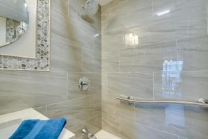 Cozy Oceanfront Condo with Pool and Beach Access!的一间浴室