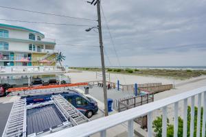 Cozy Oceanfront Condo with Pool and Beach Access!的阳台或露台