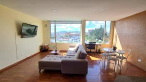 sala de estar con sofá y mesa en Departamento Privado una habitación y balcón Sector Solca y Embajada EEUU en Quito